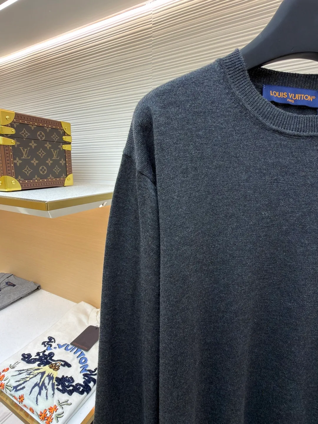 LOUIS VUITTON cuff jacquard cashmere sweater ●Original version: Purchased and developed for 15100 ●Item number: 1681848-A75 ●Fabric: wool blended fabric ●Technology: jacquard knitting ●Color: gray ●Type: fitted version ●Weight: about 370 grams ●Size: S-M-L-XL ●Description: Made of 55% cashmere fabric with 45% cotton. The fabric is soft and comfortable and does not cling to the upper body. The three-dimensional and stylish version can be worn outside or as a base layer. The fabric is washed frequently to fix the pattern and color. The jacquard is made of professional point jacquard on wool looms imported from Germany, and is reproduced from the original 1:1 scanned pattern. This round-neck pullover is made of soft cashmere in trendy tones and features Monogram elements on the ribbed knitted cuffs. It goes well with a variety of looks. The overall wiring is straight and delicate, the fabric is comfortable and soft, and the color is consistent without color difference. It can be matched with the same style to create a fashionable look and control various occasions. Customized accessories, complete with three standards, same style for men and women!